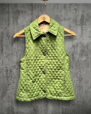 chaleco cardón original, talle s, en color verde oliva con diseño matelassé (acolchado en rombos). prenda liviana y versátil, ideal para media estación o para usar sobre camisas y sweaters