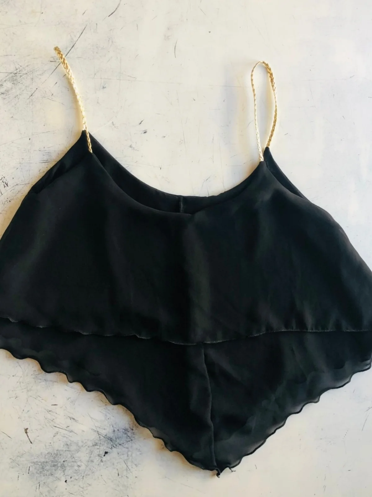 Remera gasa negra breteles dorados