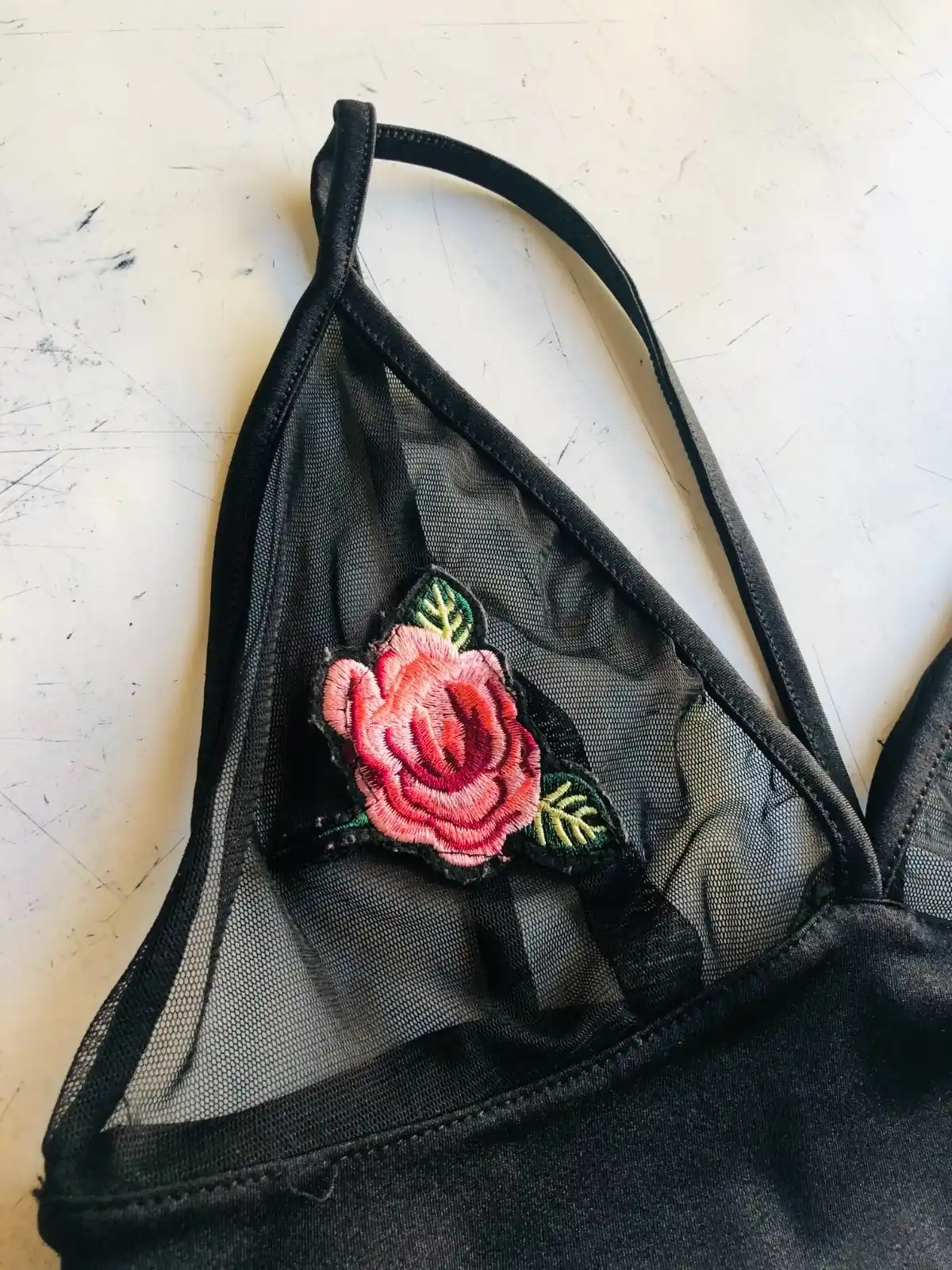 Bralette mesh negro con rosa bordada - Talle S/M