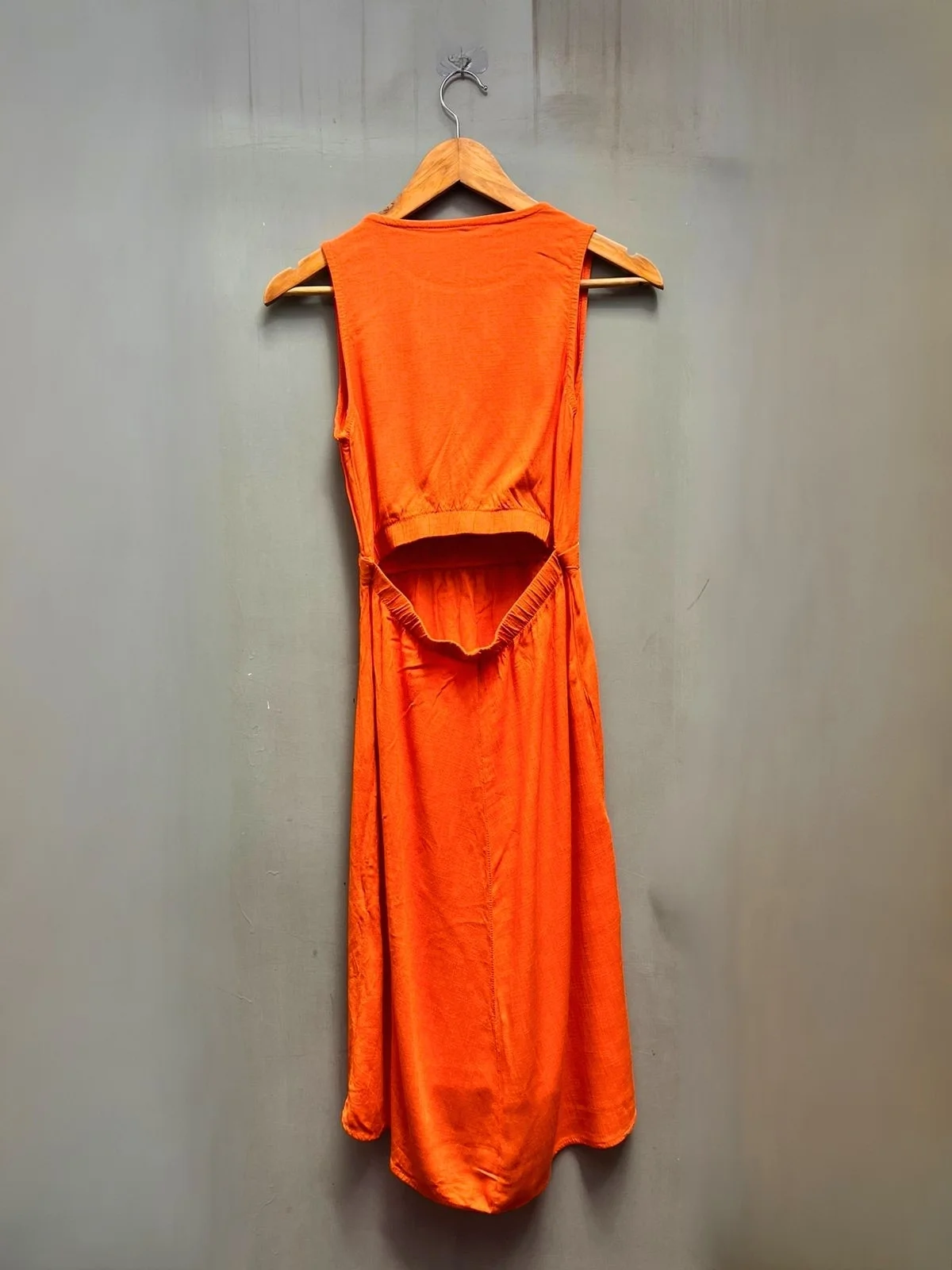 Vestido naranja espalda descubierta