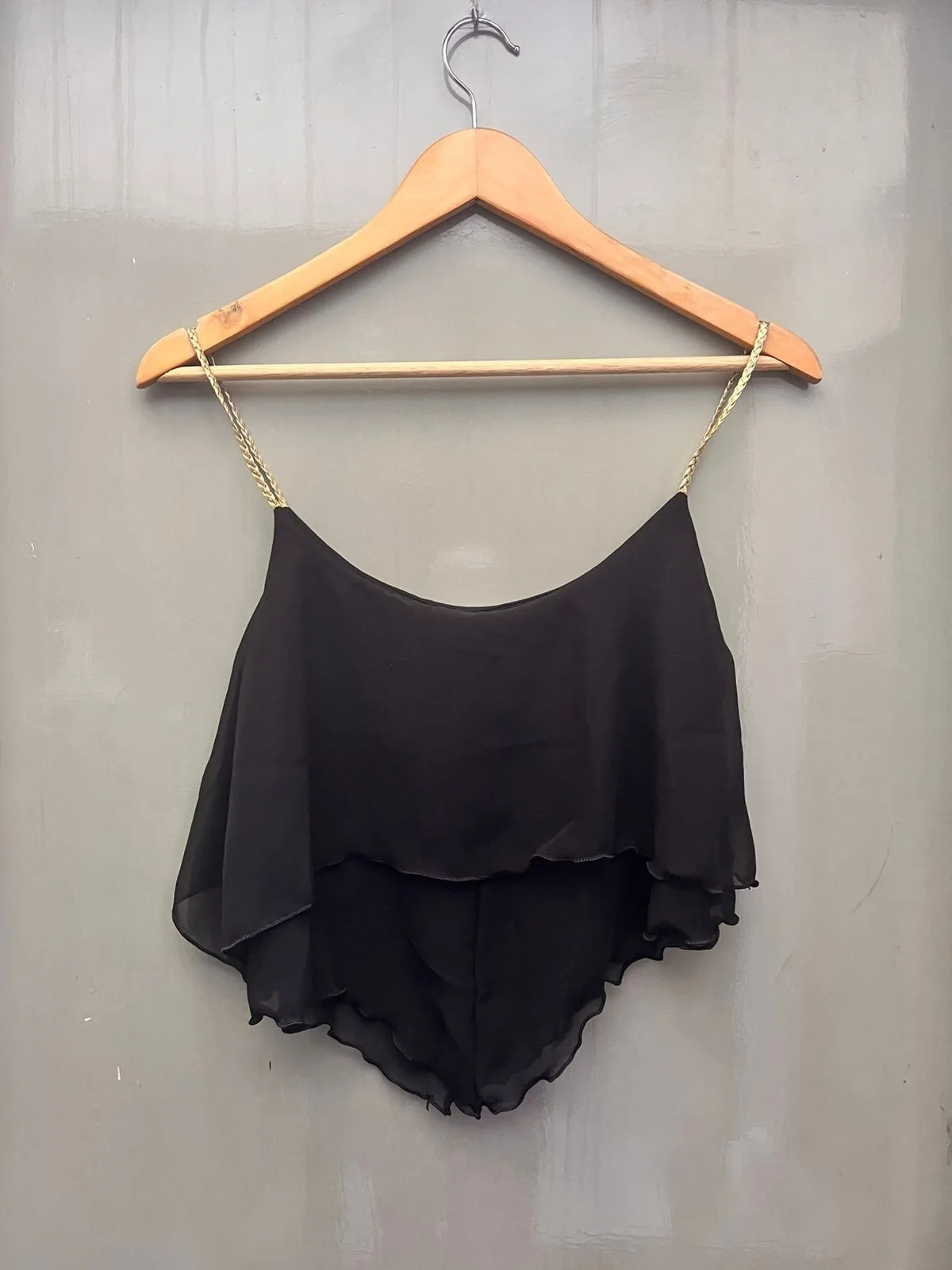 Remera gasa negra breteles dorados