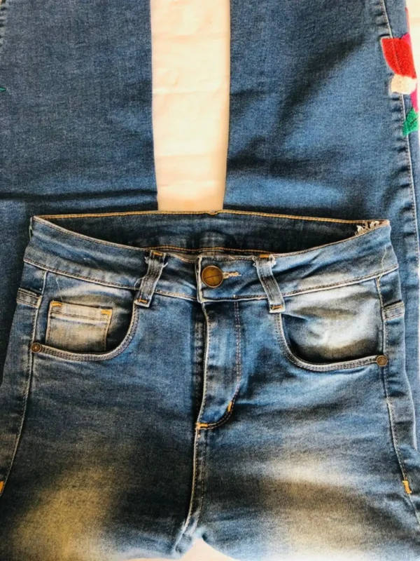 Foto 2 de Jean flare bordado floral - Talle 36