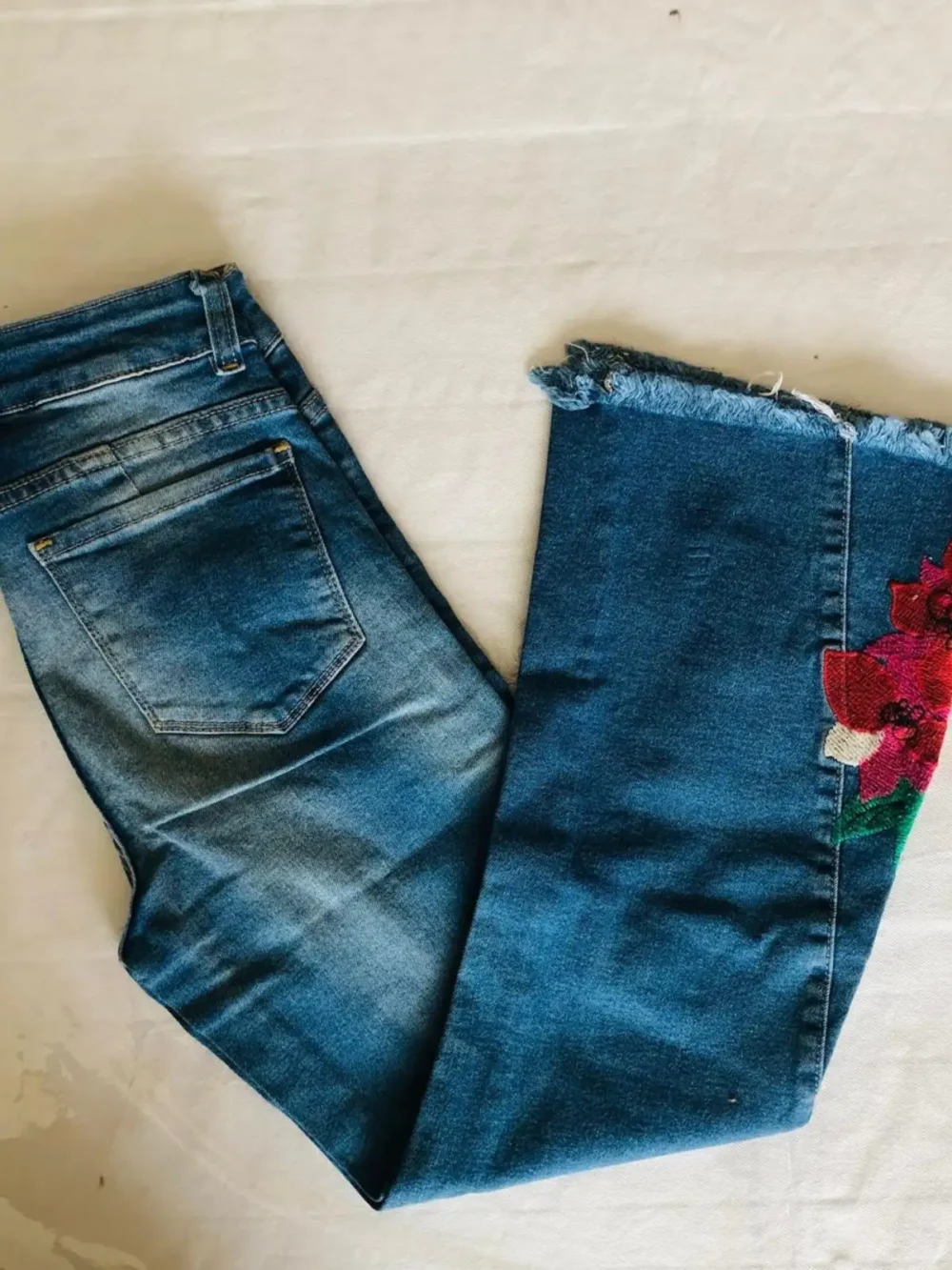 Jean flare bordado floral - Talle 36