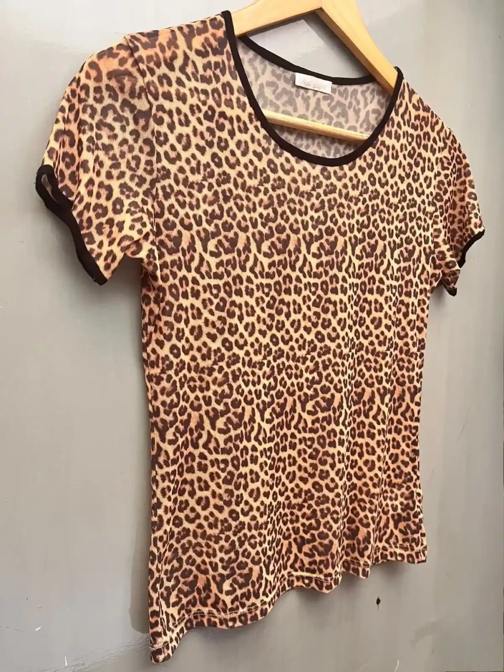 Remera microtul animal print mangas cortas (Ona Saez)