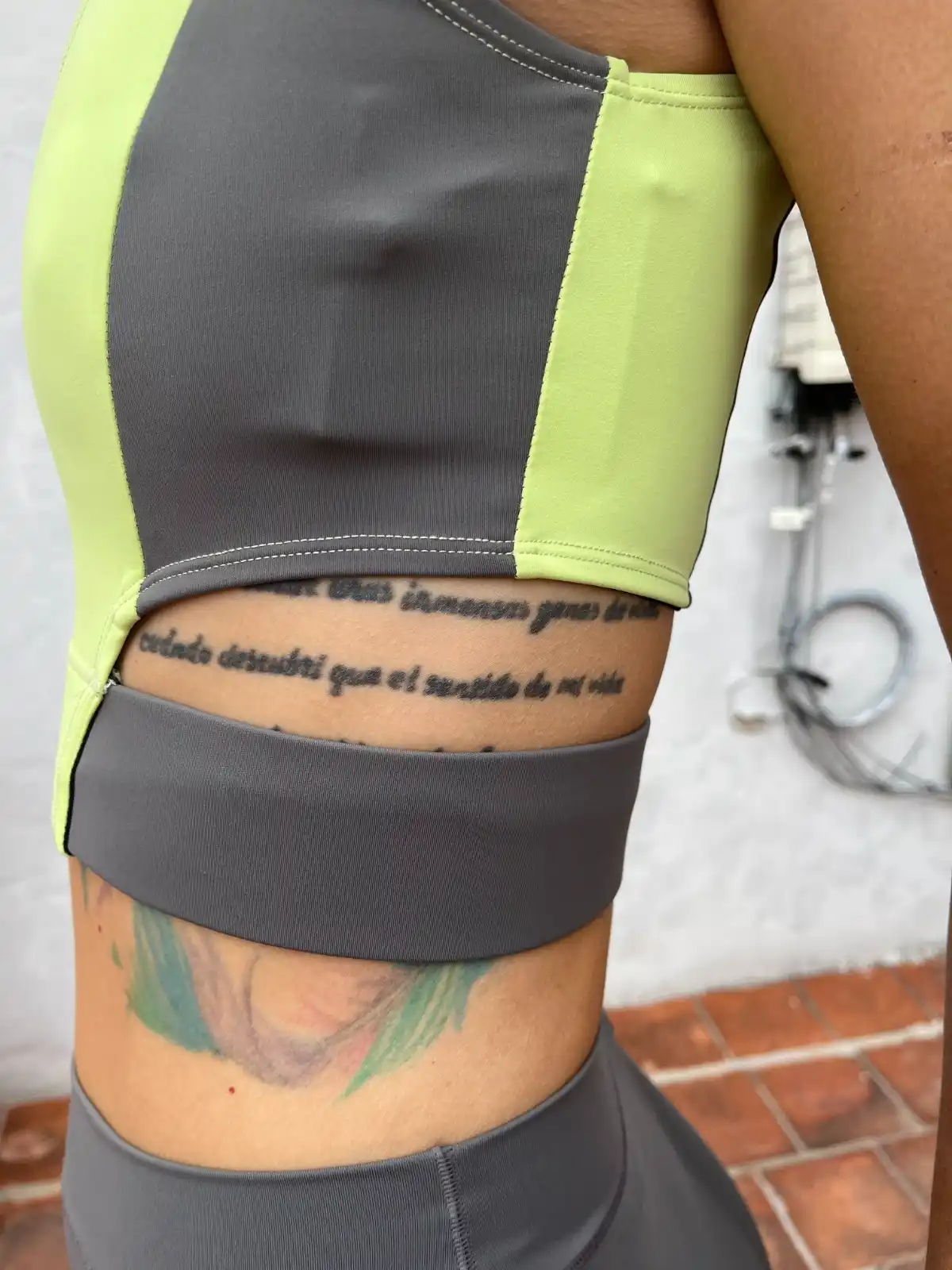 Conjunto deportivo gris y verde, top+short (47 Street) - Talle S/36