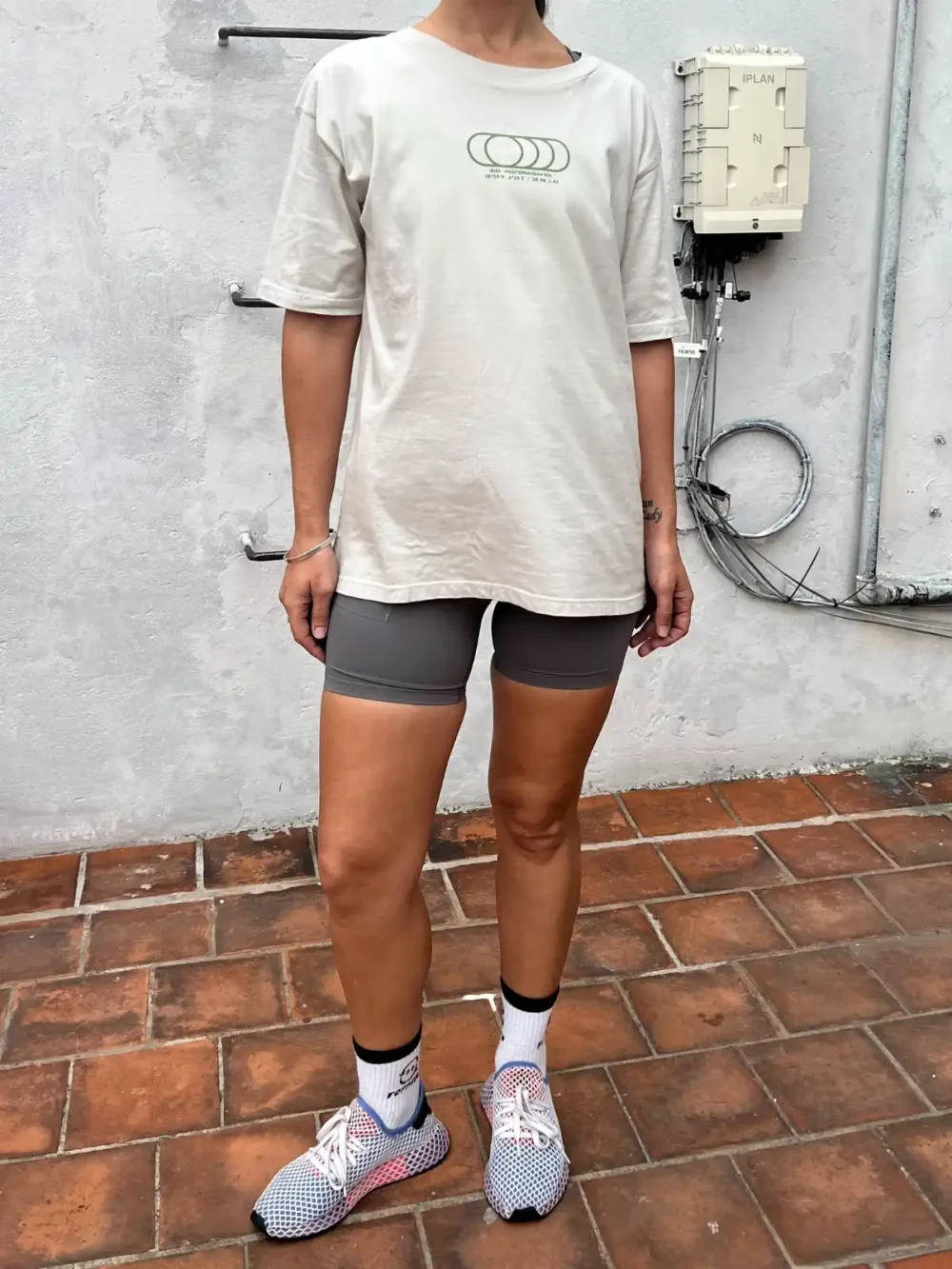 Remera oversize verde oliva Ibiza (Kevington)