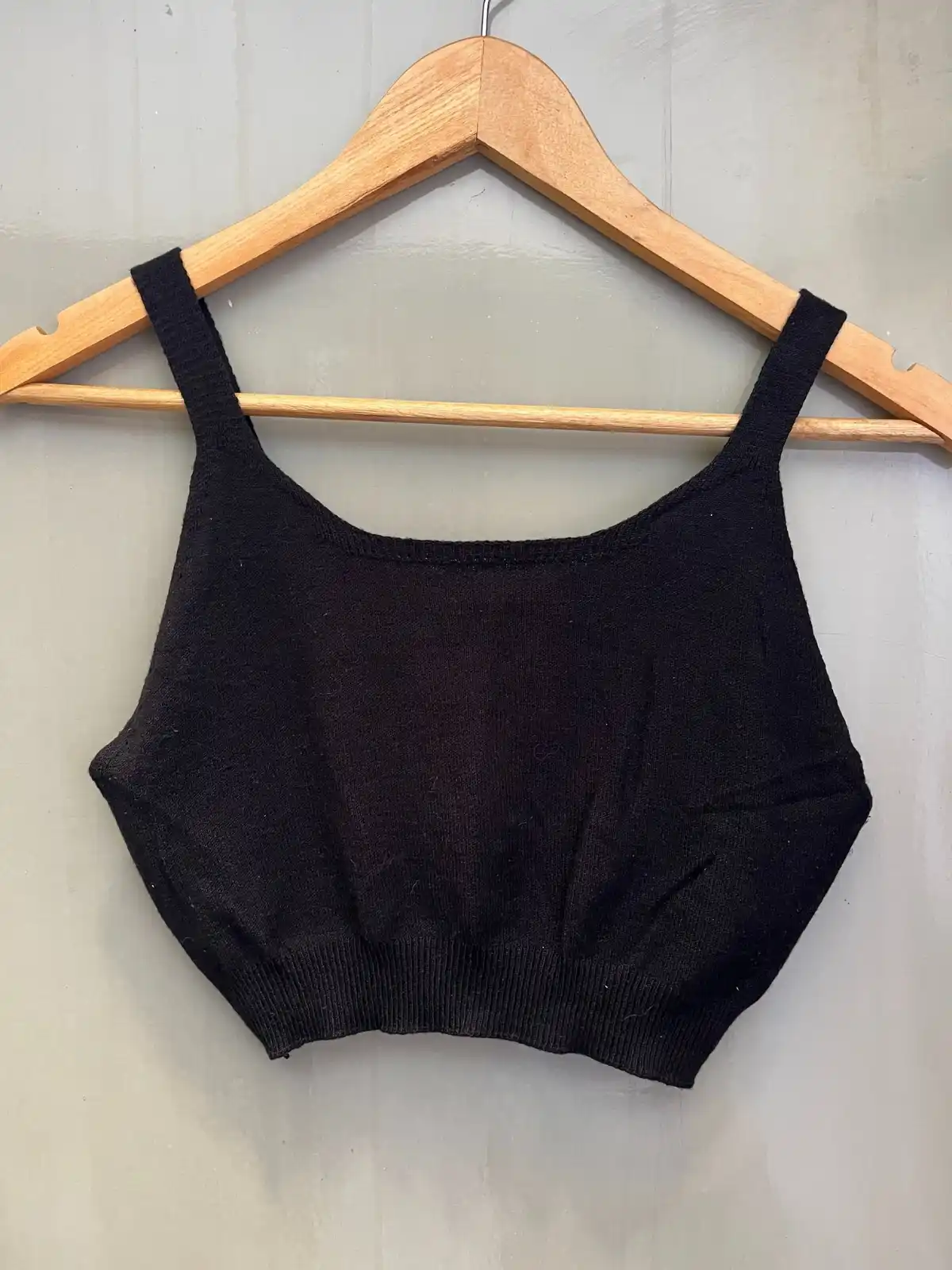 Musculosa negra cropped canalé hilo