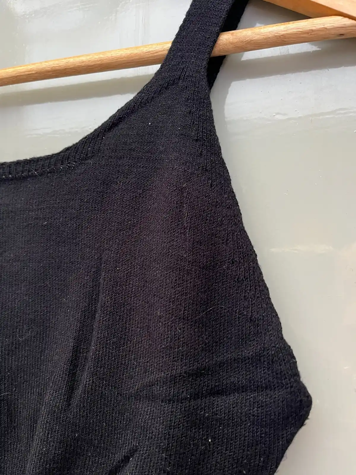 Musculosa negra cropped canalé hilo
