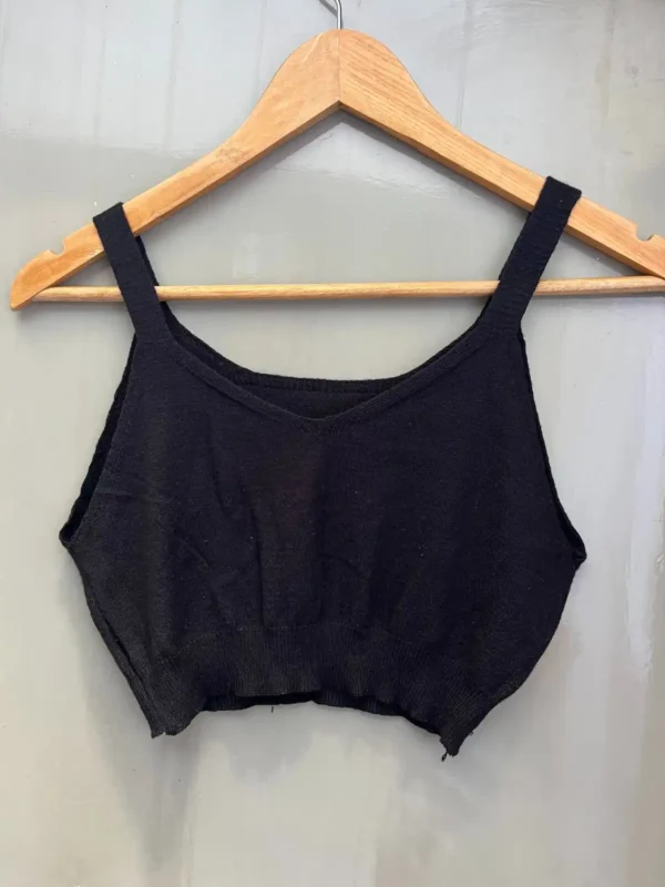Foto 4 de Musculosa negra cropped canalé hilo