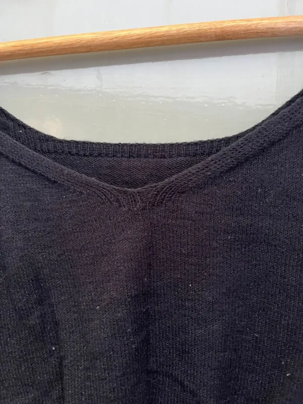 Foto 5 de Musculosa negra cropped canalé hilo