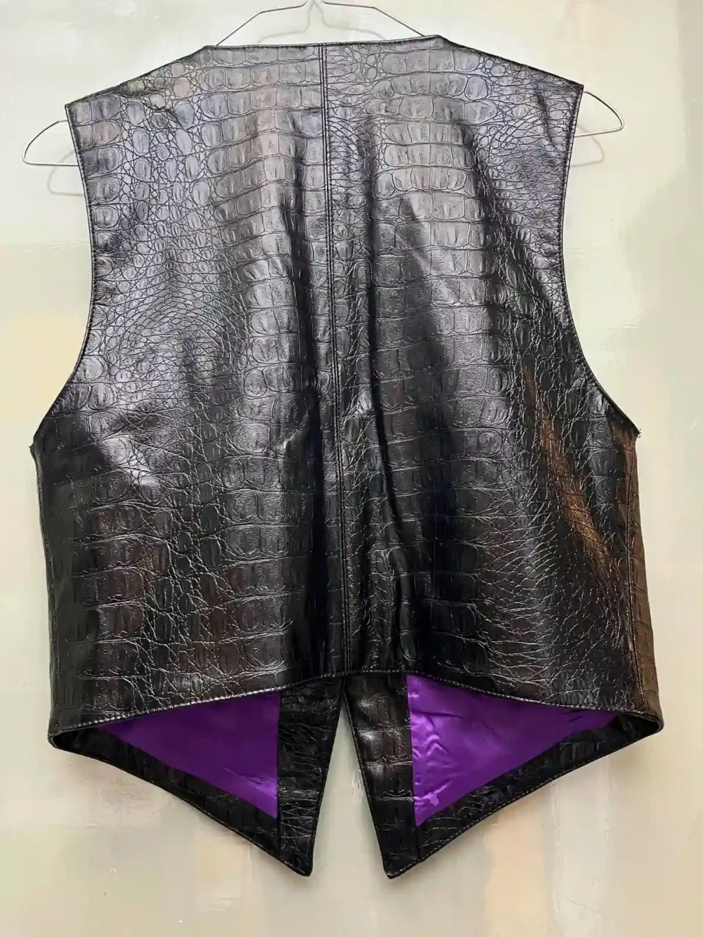 Chaleco croc negro forro violeta (Naíma) - Talle XS