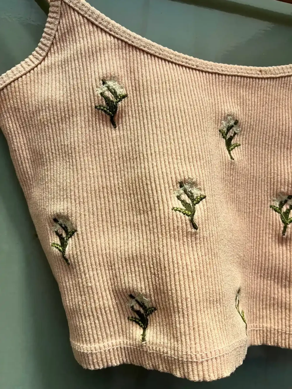 Musculosa rosa bordado
