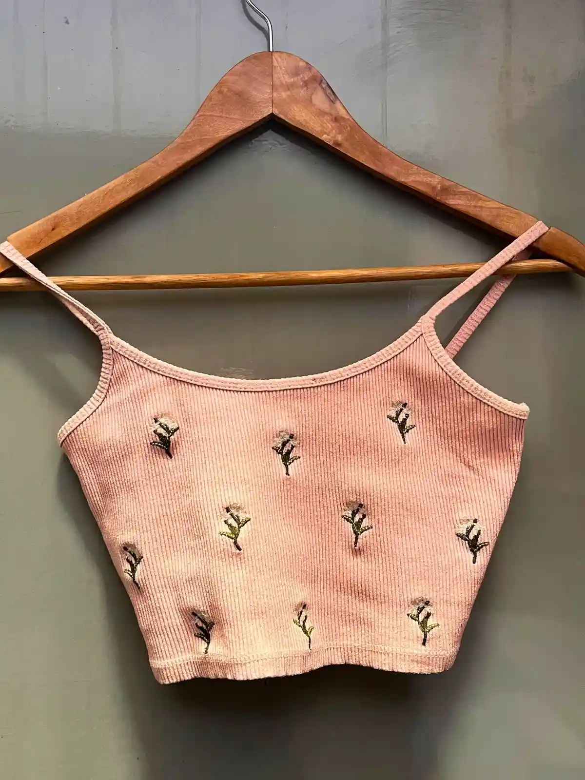 Musculosa rosa bordado
