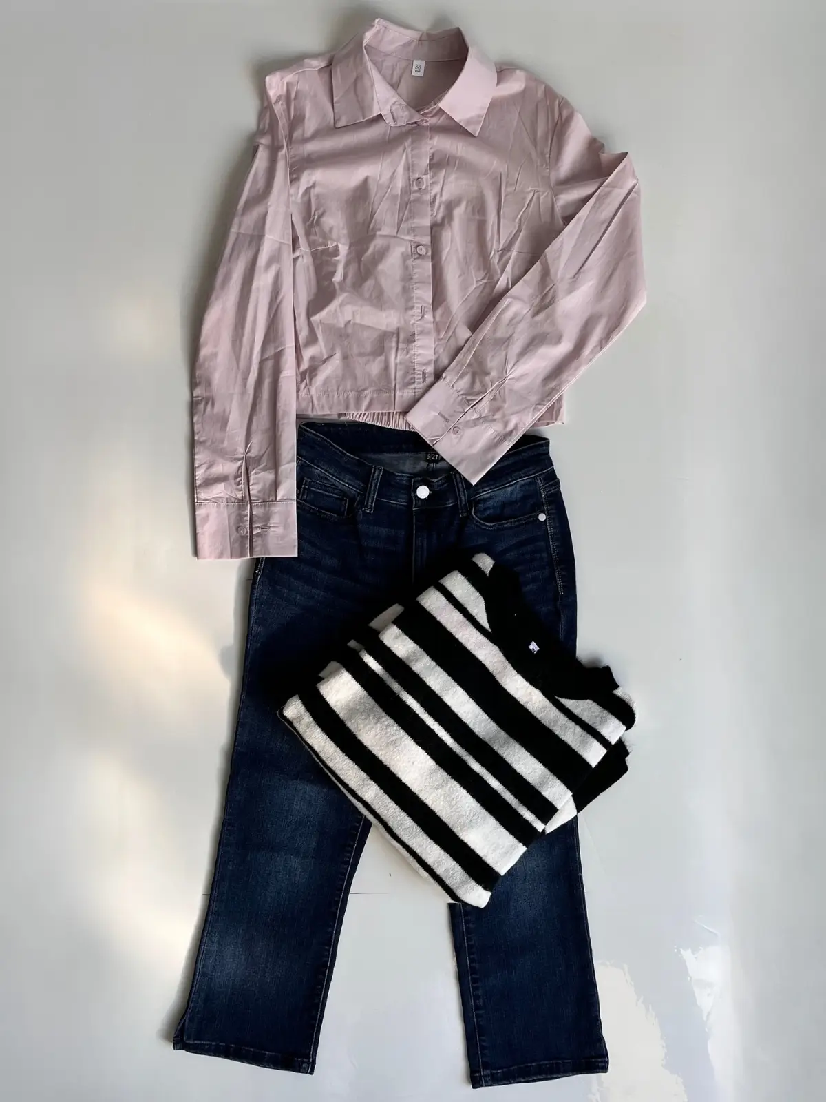 Conjunto: camisa rosa + suéter rayado + jean