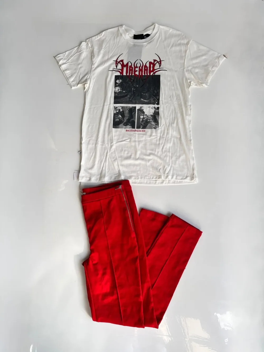 Conjunto: remera blanca gráfica + pantalón rojo