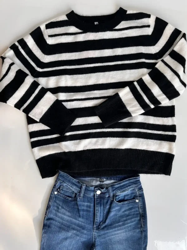 Foto 2 de Conjunto: camisa rosa + suéter rayado + jean