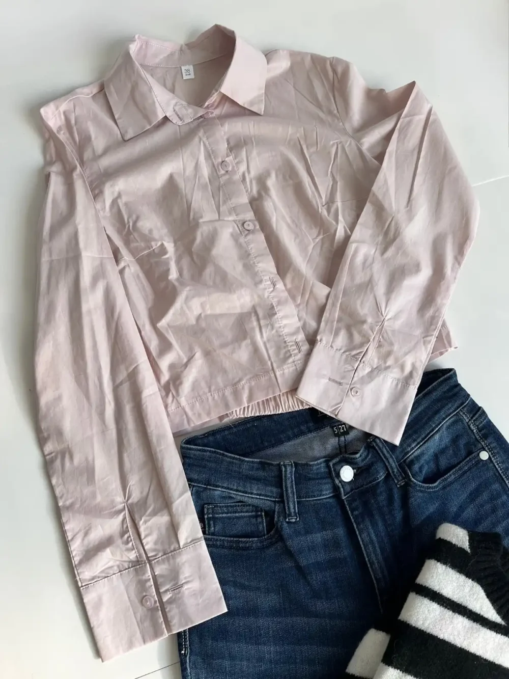 Conjunto: camisa rosa + suéter rayado + jean