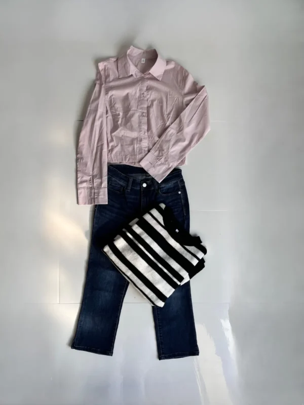 Foto 5 de Conjunto: camisa rosa + suéter rayado + jean