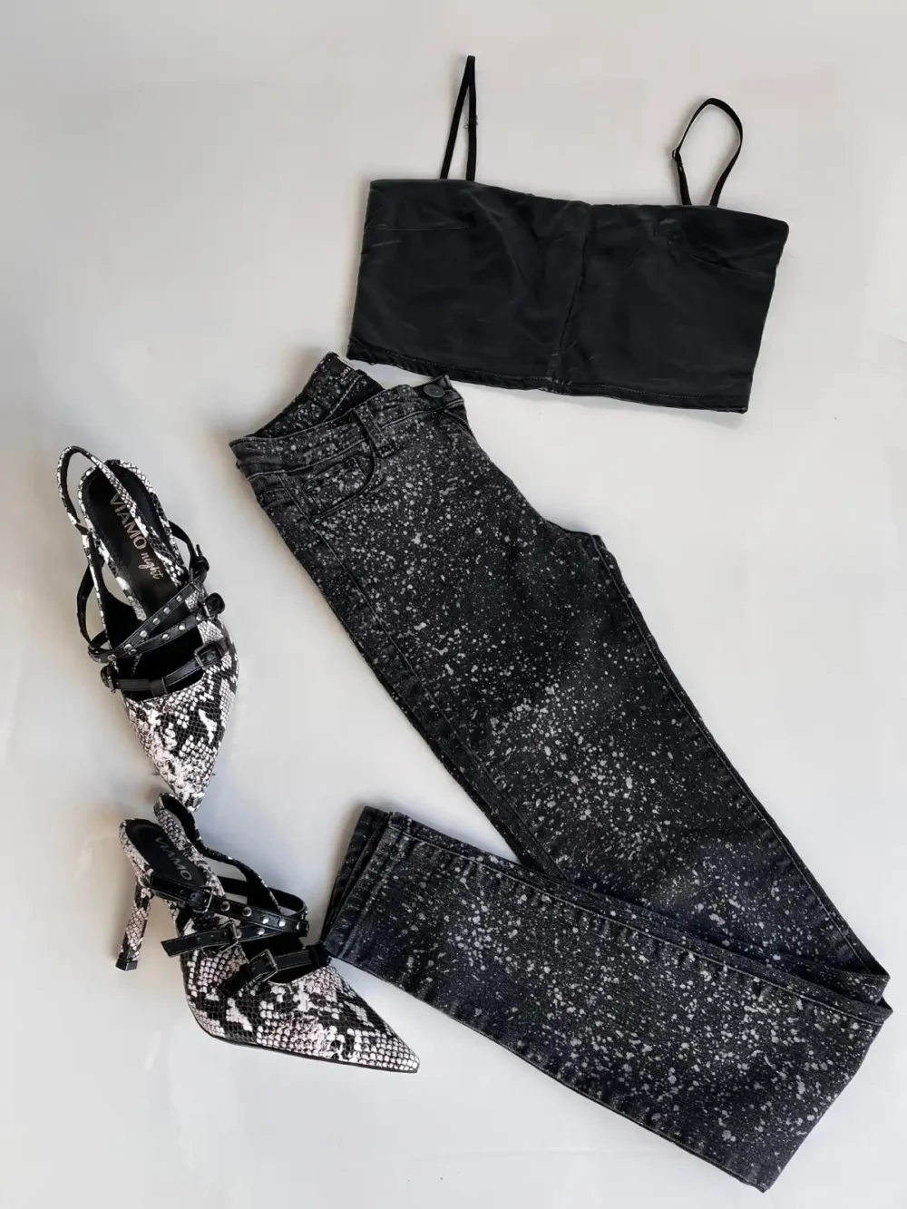 Conjunto: top negro + pantalón negro brillante + zapatos