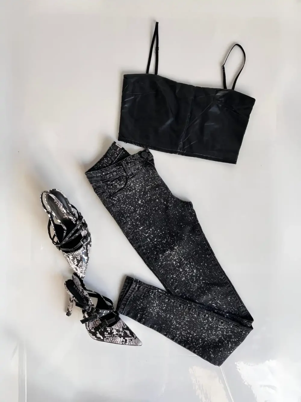 Conjunto: top negro + pantalón negro brillante + zapatos