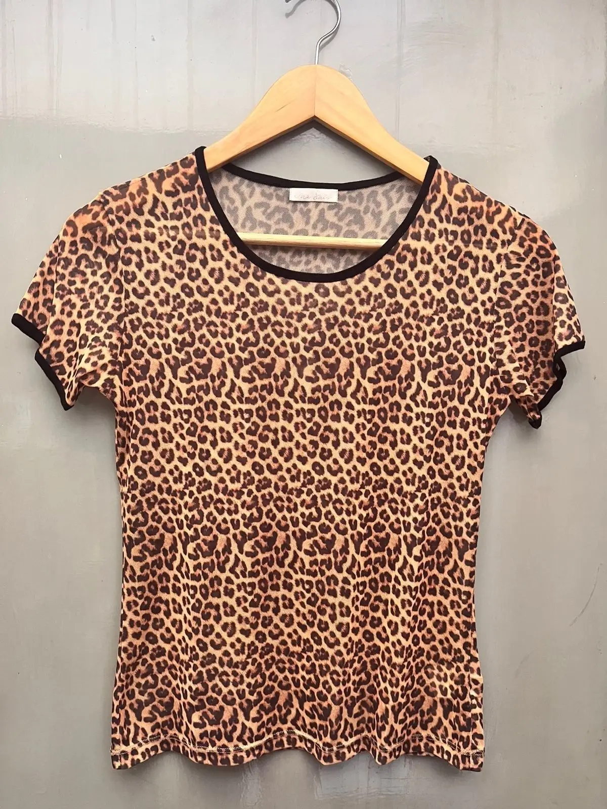 Remera microtul animal print mangas cortas (Ona Saez)