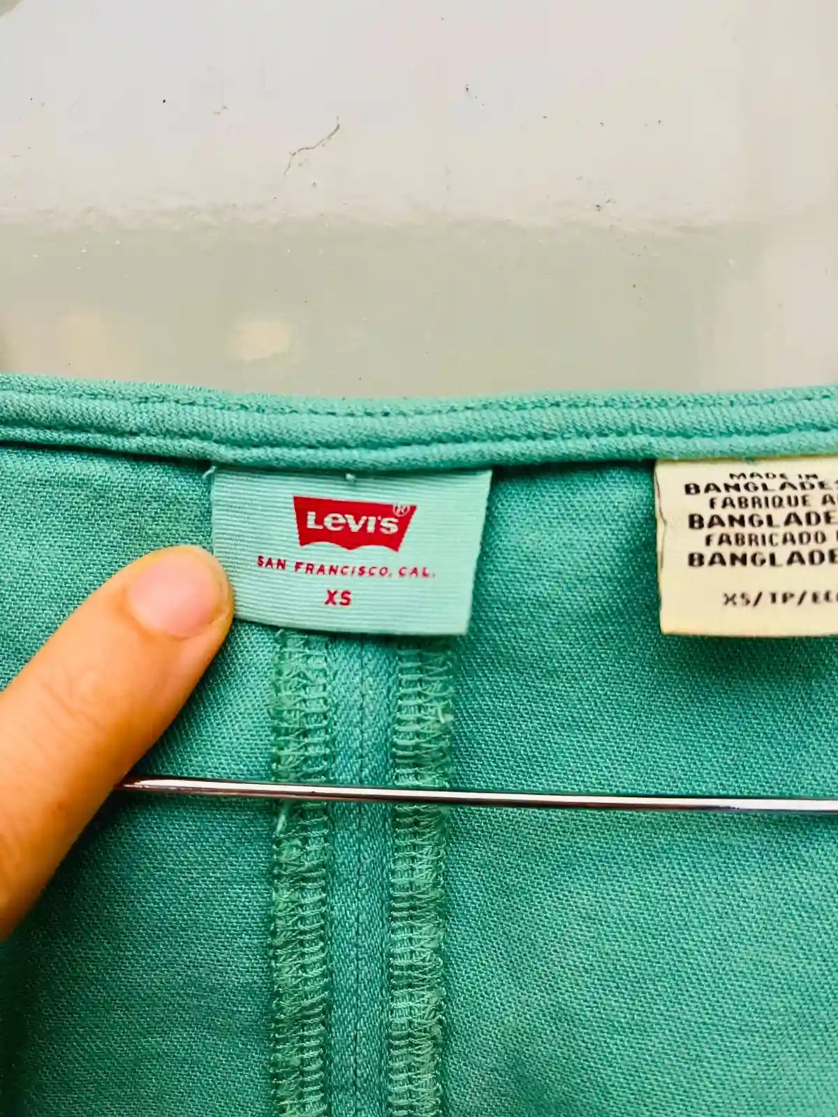 Remera verde manga abullonada (Levis) - Talle XS