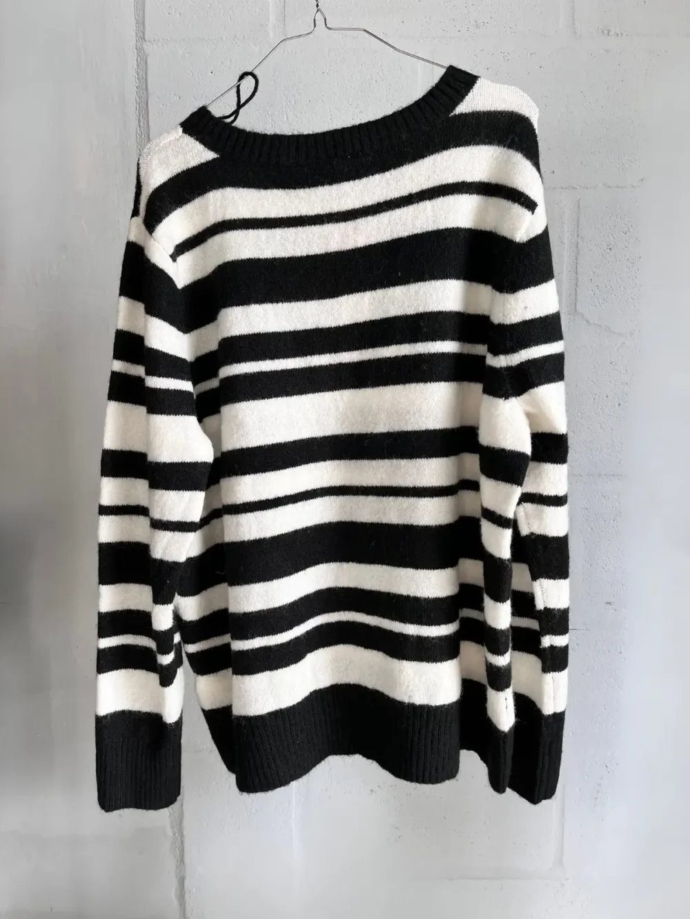Sweater rayado blanco y negro (Indian) - Talle XL