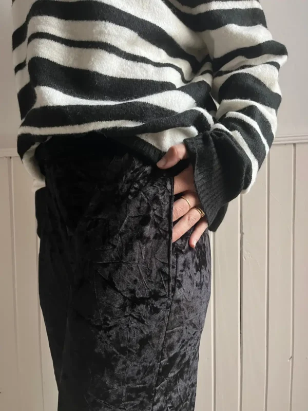 Foto 3 de Pantalón negro terciopelo flare - Talle M