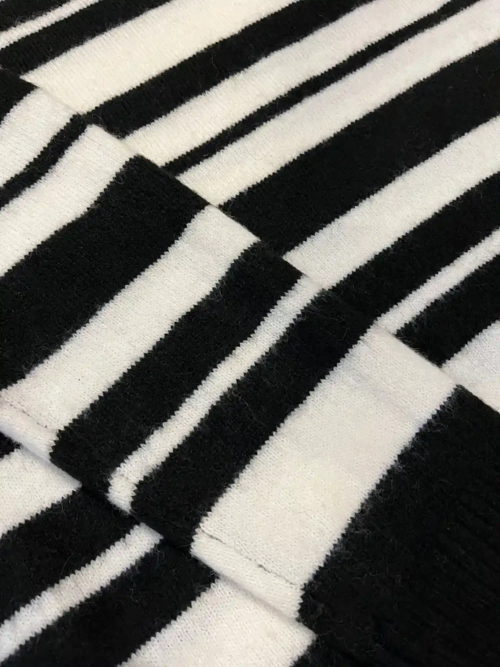 Sweater rayado blanco y negro (Indian) - Talle XL