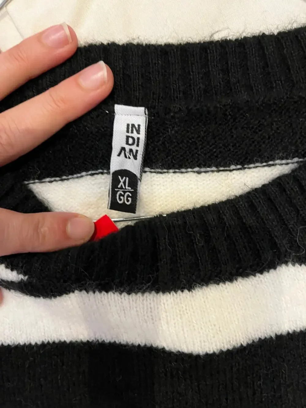 Sweater rayado blanco y negro (Indian) - Talle XL