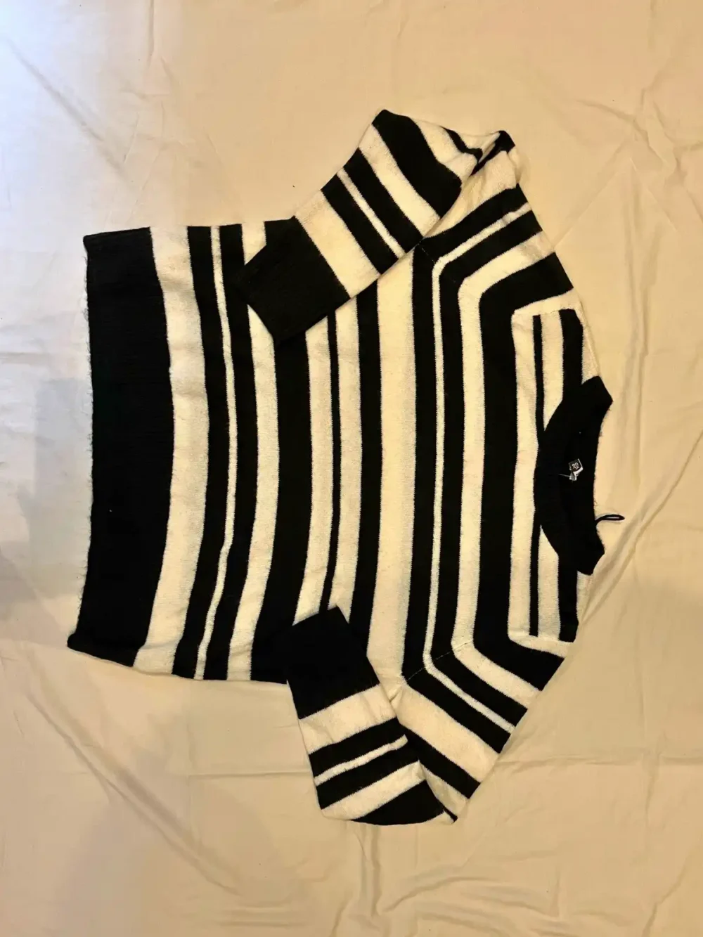Sweater rayado blanco y negro (Indian) - Talle XL